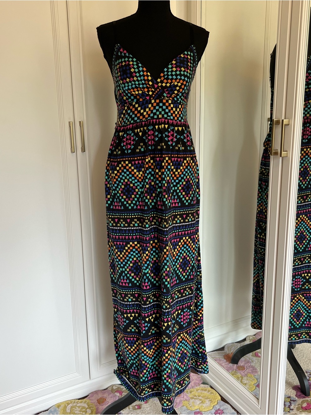 Black Geometric Print Maxi Dress with V-Neck